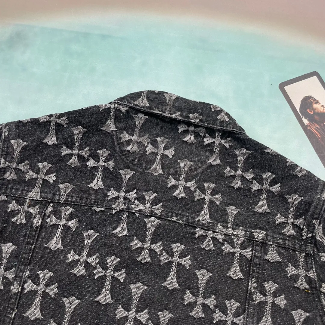 🅿️270 🔘Model No.-KL316 🔘Cro Heart𝐂𝐡𝐫𝐨𝐦𝐞 𝐇𝐞𝐚𝐫𝐭 CH All-over Printed Jacquard Denim Jacket* 2024 Autumn's original work - Cross-printed denim jacket, reconstructing the trend aesthetics with iconic symbols. The all-over dark yellow cross LOGO has been digitally printed and dyed with high precision, and is well-proportioned to release the brand's genes, breaking the monotonous pattern of traditional denim and interpreting low-key luxury. We select 100% denim cotton with heavy-weight thick yarn, and use a special washing process to create a crisp silhouette, taking into account the stiff texture and skin-friendly breathability. The silver buckle on the lapel is inlaid with the exclusive Sanskrit logo, and the custom hardware has undergone multiple polishing treatments, showing precision craftsmanship when opening and closing. The dropped shoulder cut is suitable for various body shapes, and the same design for couples achieves a common style. The quality is fully certified by three standards, which is different from the replica version on the market. From the wiring density to the printing and dyeing fastness, it all reaches professional standards. Wear a knitted sweater inside to create an urban yuppie style, and layer a sweatshirt to unlock street coolness. It is versatile and suitable for all seasons, and injects a pioneering attitude into high-end wear.  Size: S M L XL (46.48.50.52) Color: Black